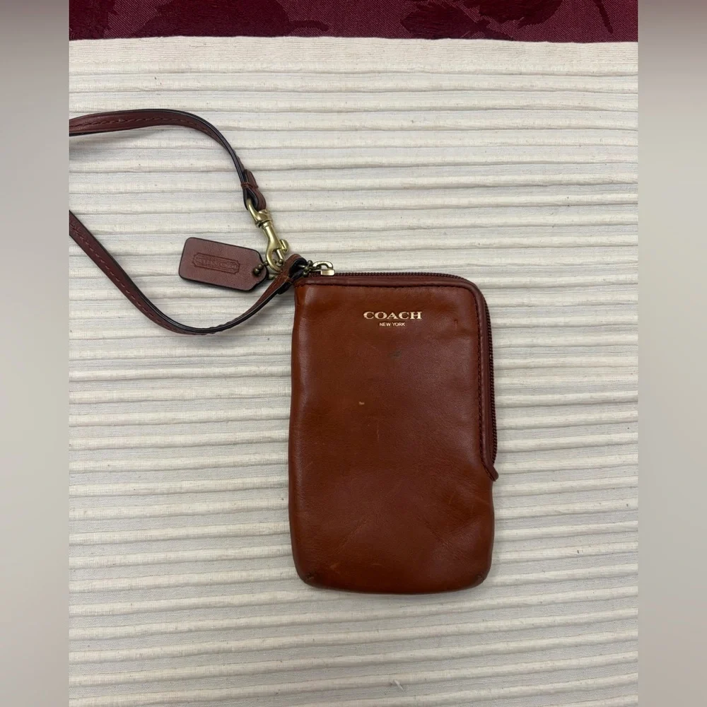 COACH Wristlet brown zipper closure w clasp on leather strap - Picture 2 of 7